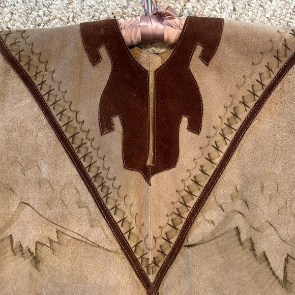 Not available til April
Unique Suede poncho - Picture 2 of 3